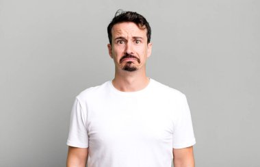 Üzgün ve stresli hissediyorum, kötü bir sürpriz yüzünden üzgün, olumsuz, endişeli bir bakışla