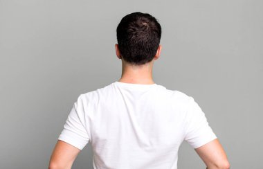 Karışık ya da dolu hissetmek ya da şüphe ve sorular, merak etmek, ellerin kalçanda, dikiz aynasından