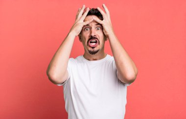 Dehşete kapılmış ve şok olmuş hissediyorum, ellerimi havaya kaldırıyorum ve hata yaptığımda panikliyorum.