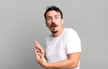 Şaşırmış ve şaşırmış hissediyorum, yan taraftaki fotokopi alanını göstererek, şaşkın, açık ağızlı bir bakışla