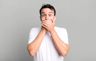 Şok olmuş, şaşırmış bir ifadeyle ağzı kapalı, sır saklayan ya da 