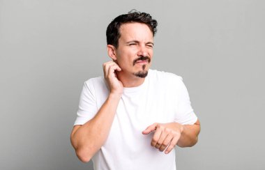 Stresli, hayal kırıklığına uğramış ve yorgun hissediyorum. Endişeli ve sorunlu bir bakışla boynumu ovuşturuyorum.