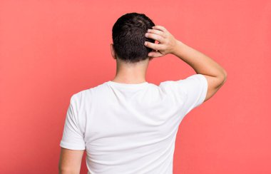 Kafası karışık, kafası karışık, eli kalçasında, dikiz aynasıyla bir çözüm düşünüyor.