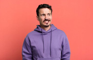 Endişeli, stresli, endişeli ve korkmuş, panikleyen ve dişlerini sıkan