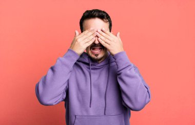 Gülümsüyor ve mutlu hissediyorum, iki elimle gözlerimi kapatıyorum ve inanılmaz bir sürpriz bekliyorum.