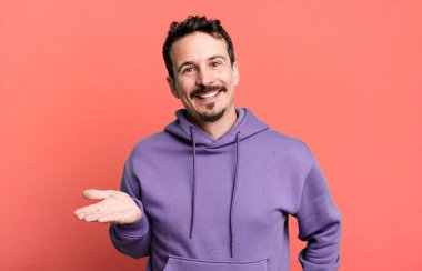 Gülümseyen, kendinden emin, başarılı ve mutlu hisseden, fotokopi alanında konsept veya fikir gösteren