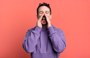 Mutlu, heyecanlı ve pozitifim. Ellerim ağzımın kenarındayken bağırıyorum.