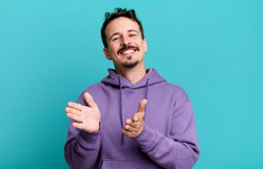 Mutlu ve başarılı hissediyorum, gülümsüyorum ve alkışlıyorum, alkışlarla tebrik ediyorum.