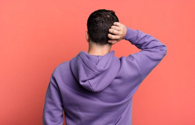 Düşünen ya da şüphe duyan, kafasını kaşıyan, kafası karışmış ve kafası karışmış hisseden, arka ya da arka plan