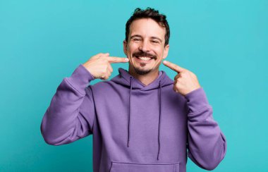 Kendine güvenen gülümseme, geniş gülümseme, pozitif, rahat, tatmin olmuş tavır.