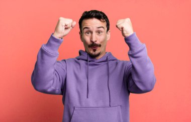 Kazanan gibi inanılmaz bir başarıyı kutluyoruz. Heyecanlı ve mutlu görünüyor.!