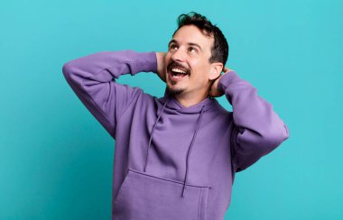 Gülümseyen ve rahat hisseden, mutlu ve kaygısız, olumlu ve rahatlatıcı