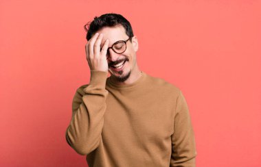 Gülüyor ve alnına şaplak atıyormuş gibi. Unuttum ya da aptalca bir hataydı. 