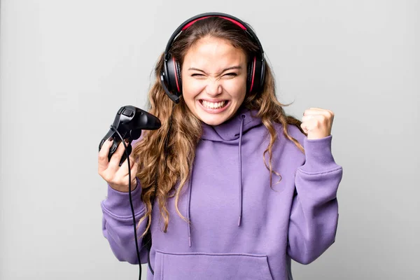 Hispanic Pretty Young Woman Playing Game Headphones Control Gamer Concept — ストック写真