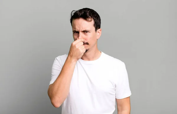 Чувствую Отвращение Держа Нос Избежать Неприятного Запаха — стоковое фото