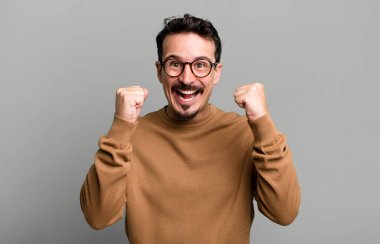 Mutlu, şaşkın ve gururlu hissediyorum, bağırıyorum ve başarıyı büyük bir gülümsemeyle kutluyorum.