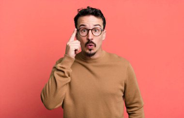 Şaşırmış, ağzı açık, şok olmuş, yeni bir düşünce, fikir ya da konsept keşfediyor.