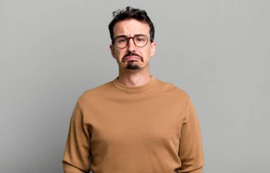 Üzgün ve mızmız hissediyorum, mutsuz bir bakışla, olumsuz ve hayal kırıklığına uğramış bir tavırla ağlıyorum.