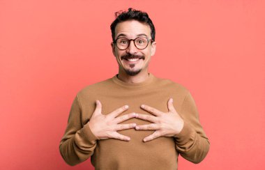 Mutlu, şaşırmış, gururlu ve heyecanlı görünüyor.