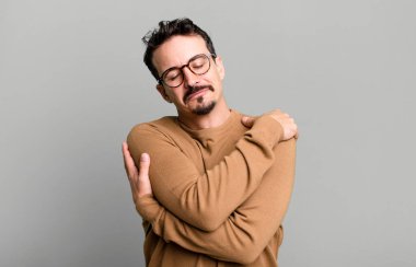 Aşık olmak, gülümsemek, kendine sarılmak, bekar kalmak, bencil ve bencil olmak.