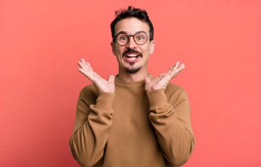 Mutlu ve heyecanlı görünüyordun. Beklenmedik bir sürprizle şoke olmuştun. İki elin de yüzü açıktı.