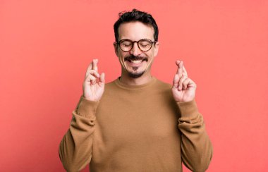 Gülümsüyor ve endişeyle iki parmağımı çaprazlıyorum. Endişeliyim ve iyi şanslar diliyorum.