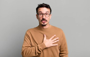 Şok olmuş ve şaşırmış hissediyorum, gülümsüyorum, el ele tutuşuyorum, o kişi olmaktan mutluyum ya da minnettarlık gösteriyorum.