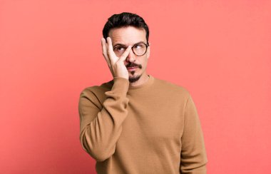 Sıkıldım, hayal kırıklığına uğradım ve uykum geldi. Yorucu, sıkıcı ve can sıkıcı bir işin ardından ellerimle yüzümü tuttum.