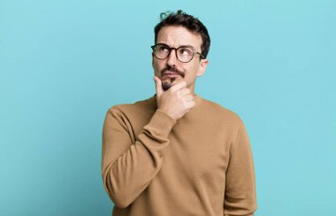 Düşünmek, düşünmek ve şaşırmak, farklı seçeneklerle, hangi kararı vereceğimi merak etmek.