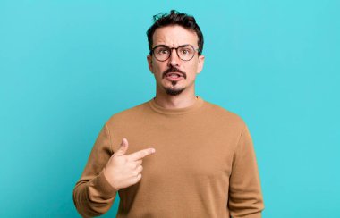 Kafası karışık, şaşkın ve güvensiz hissediyorum. Kendimi merak ediyorum ve kim olduğunu soruyorum.?