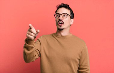 Şaşırmış ve şaşırmış hissediyorum. Şaşırmış ve ağzı açık bir şekilde hayranlıkla yukarı bakıyor.