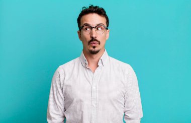 Şok olmuş, mutlu, şaşkın ve şaşırmış hissediyorum, açık ağızla yana bakıyorum.