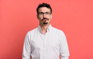 Üzgün ve stresli hissediyorum, kötü bir sürpriz yüzünden üzgün, olumsuz, endişeli bir bakışla