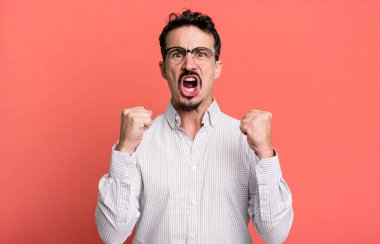 Kızgın bir ifadeyle saldırganca bağırmak ya da başarıyı kutlayan yumruklarla.