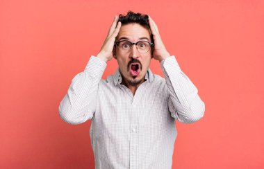 Dehşete kapılmış ve şok olmuş hissediyorum, ellerimi havaya kaldırıyorum ve hata yaptığımda panikliyorum.