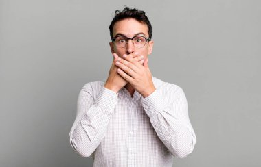 Şok olmuş, şaşırmış bir ifadeyle ağzı kapalı, sır saklayan ya da 