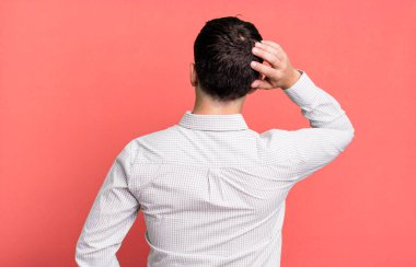 Kafası karışık, kafası karışık, eli kalçasında, dikiz aynasıyla bir çözüm düşünüyor.