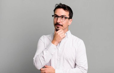 Düşünceli hissetmek, merak etmek ya da hayal etmek, hayal kurmak ve uzayı kopyalamak için yukarı bakmak.