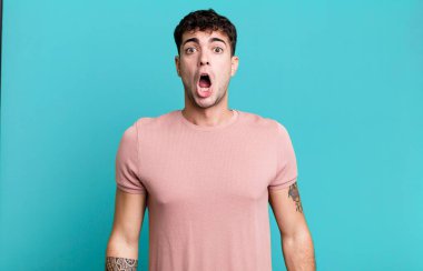 Adam çok şaşırmış ya da şaşkın bakıyor, ağzı açık bir şekilde 