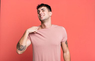 Stresli, endişeli, yorgun ve hayal kırıklığına uğramış hisseden bir adam. Gömleğini çekiştiriyor, sorunlardan bıkmış görünüyor.