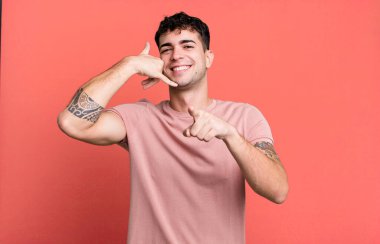 Neşeli bir şekilde gülümseyen ve kamerayı işaret eden bir adam seni daha sonra arar, telefonda konuşur.