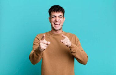 Kendini mutlu, sakin, tatmin olmuş, rahat ve başarılı hisseden, kameraya bakan, seni seçen...