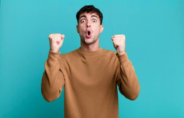 Kazanan gibi inanılmaz bir başarıyı kutlayan adam heyecanlı ve mutlu görünüyor.!