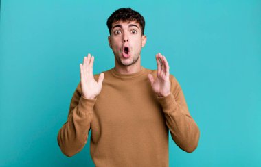Şaşırmış ve şaşkın bakan bir adam, inanılmaz bir şey fark edince şaşkınlık içinde çene indirdi