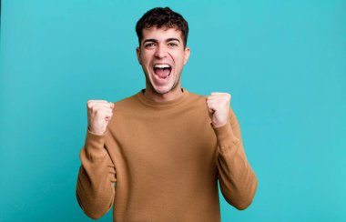 İnsan mutlu, şaşırmış ve gururlu hisseder, bağırır ve başarıyı büyük bir gülümsemeyle kutlar.