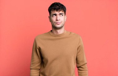 İnsan merak ediyor, mutlu düşünceler ve fikirler düşünüyor, hayal kuruyor, yan taraftaki boşluğu kopyalıyor.