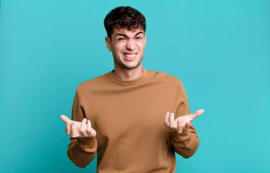 Kendini cahil ve kafası karışık hisseden bir adam, hangi seçeneği seçeceğinden emin olmayan, merak eden biri.