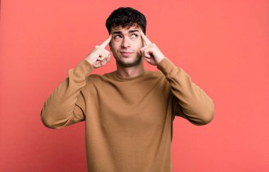 Bir fikir üzerinde yoğunlaşmış ve kafa yoran bir adam meydan okumaya ya da soruna bir çözüm hayal eder.