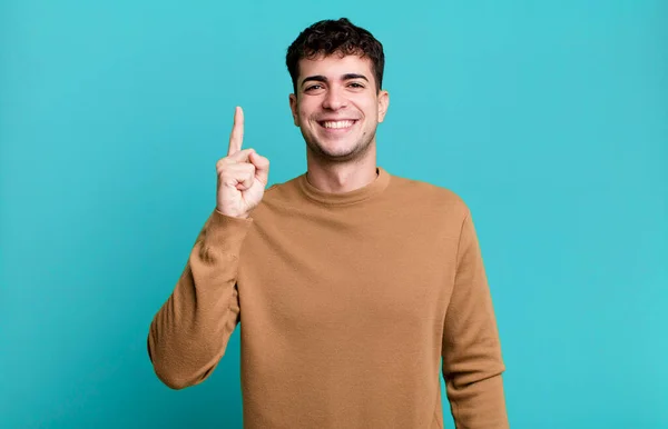 Hombre Sonriendo Alegre Felizmente Apuntando Hacia Arriba Con Una Mano —  Fotos de Stock