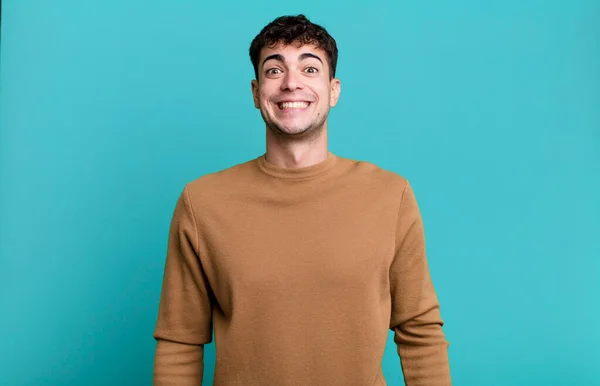 Adam Mutlu Şapşal Görünüyor Geniş Eğlenceli Deli Gülüşü Gözleri Açık — Stok fotoğraf